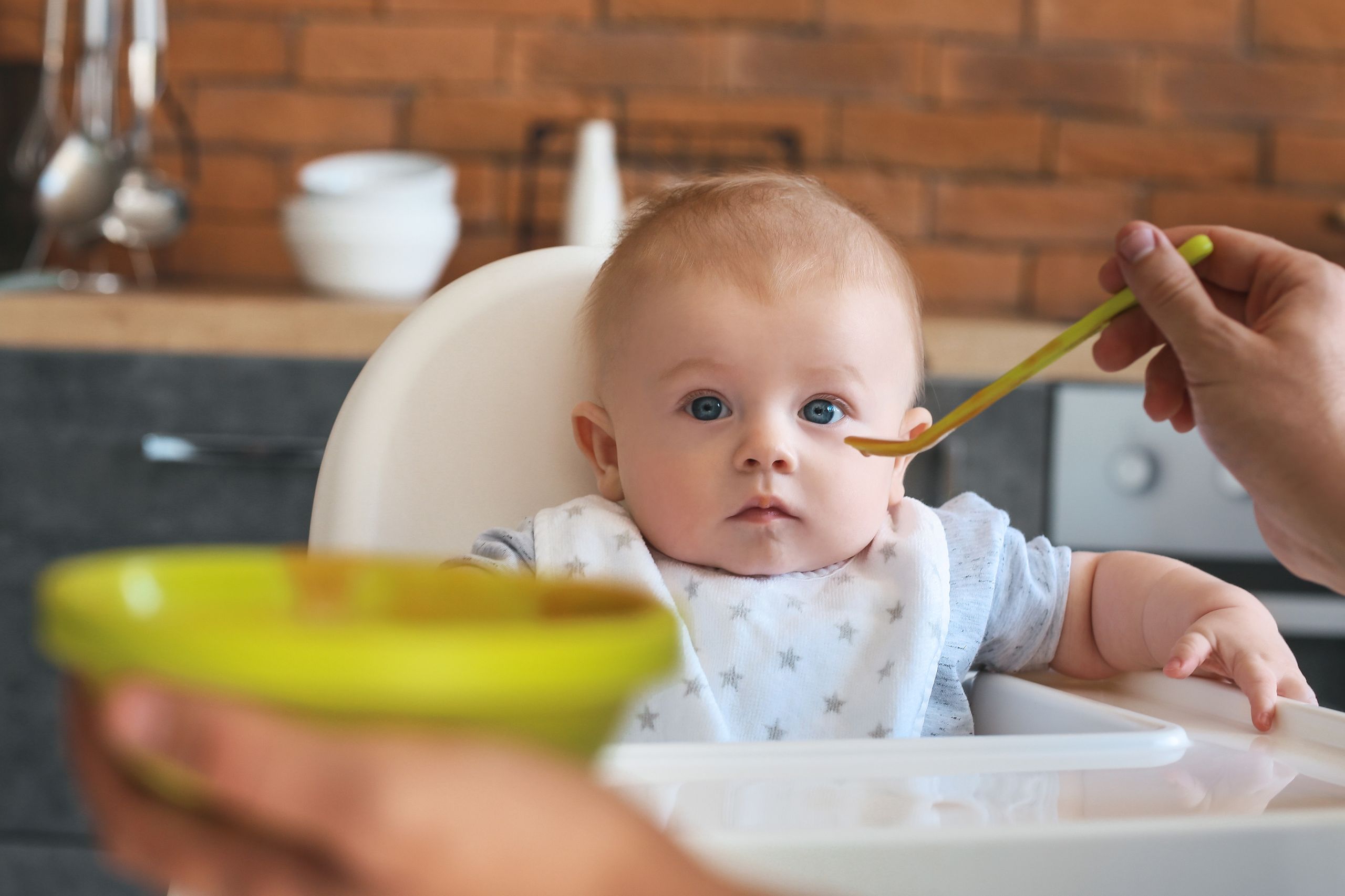 hero · feeding moment at home